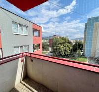 Der Balkon einer 2-Zimmer-Wohnung in der Gen. Svoboda Straße in Trenčín mit Blick auf die Umgebung.