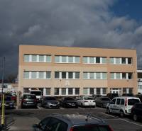 Bürogebäude, Parkplatz und Autos in der Pestovateľská-Straße in Bratislava - Ružinov.