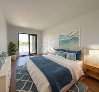 Ein Schlafzimmer in einer 2-Zimmer-Wohnung mit einem frischen Hauch von Blau und Weiß.