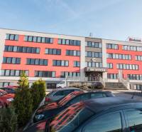 Bürogebäude in der Pestovateľská-Straße in Bratislava - Ružinov mit Parkplatz und Treppe.