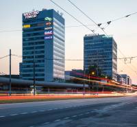 Abendlicher Blick auf die Bürogebäude in Bratislava - Karlova Ves an der Dúbravská cesta.