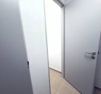Weiße Tür im Flur einer 2-Zimmer-Wohnung mit Fliesen öffnen.