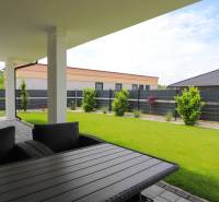 Die Terrasse des Einfamilienhauses in Piešťany mit Blick auf den gepflegten Garten und die umliegende Architektur.