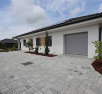 Ein Einfamilienhaus in Piešťany mit Garage, gepflastertem Hof und Grünflächen.