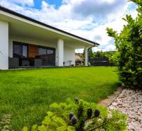 Ein Einfamilienhaus in Piešťany mit grünem Rasen, Terrasse und gepflegtem Garten.