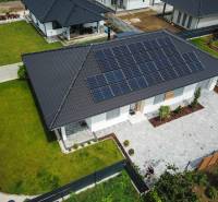 Ein Einfamilienhaus in Piešťany mit Solarpaneelen auf dem Dach und einem gepflegten Garten.