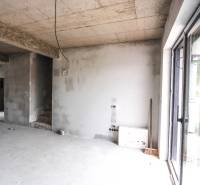 Das Innere eines unvollendeten Einfamilienhauses, Betonwände und Treppen führen in den ersten Stock.