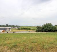 Der Garten des Einfamilienhauses in Piešťany mit Blick auf die umliegende Landschaft.