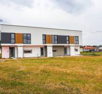 Ein Einfamilienhaus in Piešťany im Bau auf einem geräumigen Grundstück.