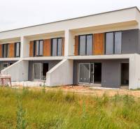 Neubau eines Einfamilienhauses in Piešťany mit Garten und großen Fenstern.