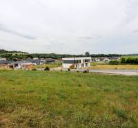 Ein Einfamilienhaus in Piešťany, umgeben von Grün, ländlicher Landschaft und Nachbarhäusern.