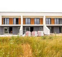 Ein Einfamilienhaus in Piešťany mit großen Fenstern, zwei Etagen und einem im Bau befindlichen Garten.