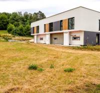 Ein Einfamilienhaus in Piešťany, das sich in der Nähe eines Waldes auf einer weitläufigen Grünfläche befindet.