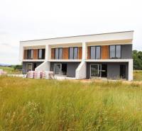 Ein Einfamilienhaus in Piešťany mit großen Fenstern in einer natürlichen Umgebung.