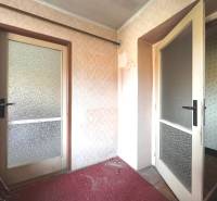 Ältere Glastüren und ein roter Teppich in einer 3-Zimmer-Wohnung.