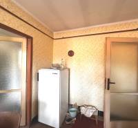 Innenraum einer 3-Zimmer-Wohnung mit Kühlschrank und Türen mit Glaspaneelen.