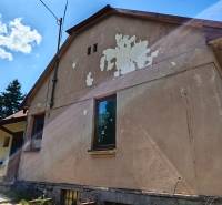 Ein Einfamilienhaus in der Dlha-Straße in Vranov nad Topľou mit beschädigtem Fassadenputz.