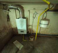 Gaskessel und Leitungen im Keller des Einfamilienhauses.