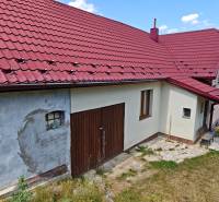 Einfamilienhaus in der Dlha-Straße in Vranov nad Topľou mit rotem Dach und Garagentor.