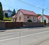 Ein Einfamilienhaus in der Dlha-Straße in Vranov nad Topľou mit einem roten Dach und einem Holzzaun.