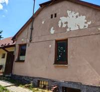 Das Einfamilienhaus in der Dlhá-Straße in Vranov nad Topľou benötigt eine Renovierung der Fassade.