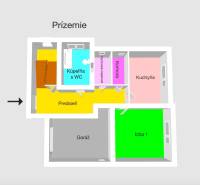 Grundriss des Erdgeschosses eines Einfamilienhauses mit Garage, Küche und Badezimmer.