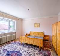 Ein Schlafzimmer im Einfamilienhaus mit antiken Möbeln und Teppich.