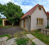 Ein Einfamilienhaus in Vidiná mit Höfen, Bäumen und Gebäuden im Hintergrund.