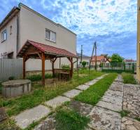 Einfamilienhaus in Vidiná mit Unterstand und Brunnen im gepflegten Garten.
