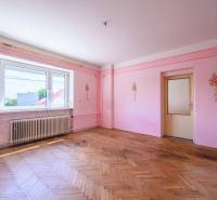 Rosa Wände mit Blumendekoration, Holzboden, großes Fenster in einem Einfamilienhaus.