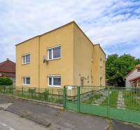 Gelbes Einfamilienhaus mit Garage und Garten in der Stadt Vidiná.