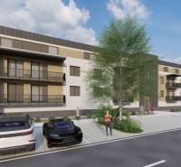 Wohnungsbau in Kriváň mit Autos und Menschen auf der Straße vor dem Wohngebäude.