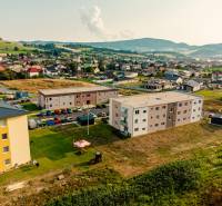 Wohnungsbau in Kriváň, umgeben von Landschaft und Einfamilienhäusern.