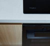 Küchenzeile in einer Zweizimmerwohnung mit eingebautem Kochfeld und Backofen.