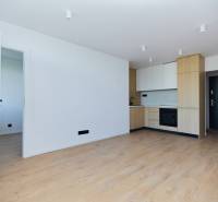 Küche in einer 2-Zimmer-Wohnung mit Holzboden und eingebauten Geräten.