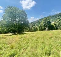 Schöne Wiese mit Blick auf die Hügel und das Grün in Oščadnica in der Straße Dedovka, Grundstücke - Wohnen.