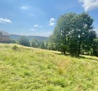 Baugrundstücke in Oščadnica in der Straße Dedovka mit Blick auf die Hügel.