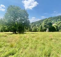 Schönes grünes Grundstück in Oščadnica in Dedovka, geeignet zum Wohnen, umgeben von Natur.