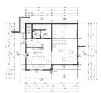Grundriss einer Villa mit Küche, Esszimmer, Badezimmer und Wohnzimmer.