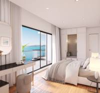 Ein helles Schlafzimmer in einer Villa mit Blick auf das Meer von einem privaten Balkon.