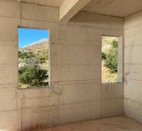 Betonwände mit Blick auf die Natur im Inneren der Villa.