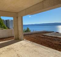Blick von der Villa in Duće auf das Meer mit einer unvollendeten Terrasse.