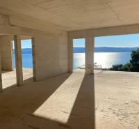 Eine Villa mit Meerblick und unvollendeter Architektur in Duće.