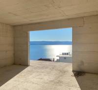 Unvollendetes Interieur einer Villa mit Blick auf das Meer und Sonnenuntergang im Hintergrund.