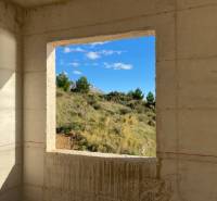 Blick von der unvollendeten Villa auf die Natur mit blauem Himmel.