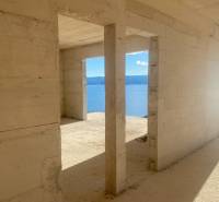 Unvollendete Räume der Villa in Duće mit Blick auf das Meer und die Berge.