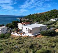 Villa in Duće mit Blick auf das Meer und die umliegenden Hügel.