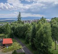Blick auf Grünflächen und Berglandschaft von einer 3-Zimmer-Wohnung in der Hohen Tatra.