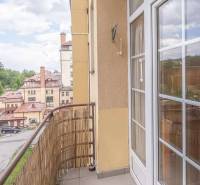 Balkon einer 3-Zimmer-Wohnung in der Hohen Tatra mit Blick auf historische Gebäude.