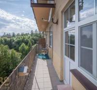 Balkon einer 3-Zimmer-Wohnung in der Hohen Tatra mit Blick auf Grünflächen und den Himmel.